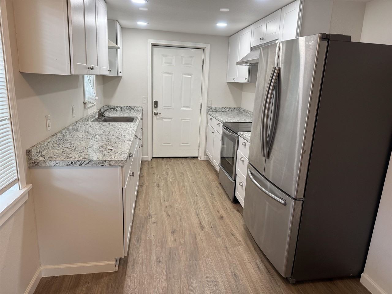 201 S Rhomberg St - Photo 3 of 7