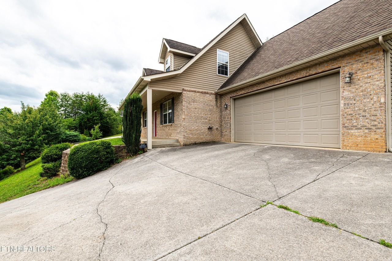 7211 Remagen Ln - Photo 3 of 33