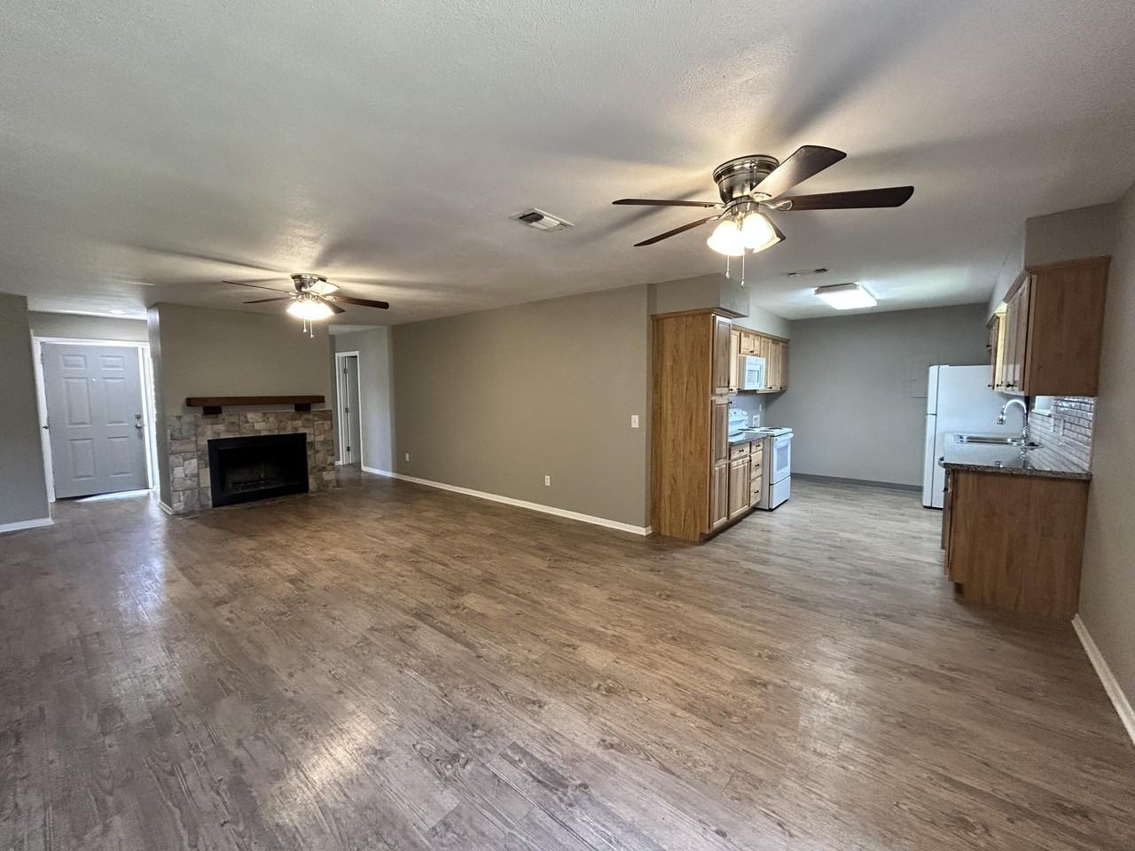 8219 Elkridge Ave - Photo 4 of 17