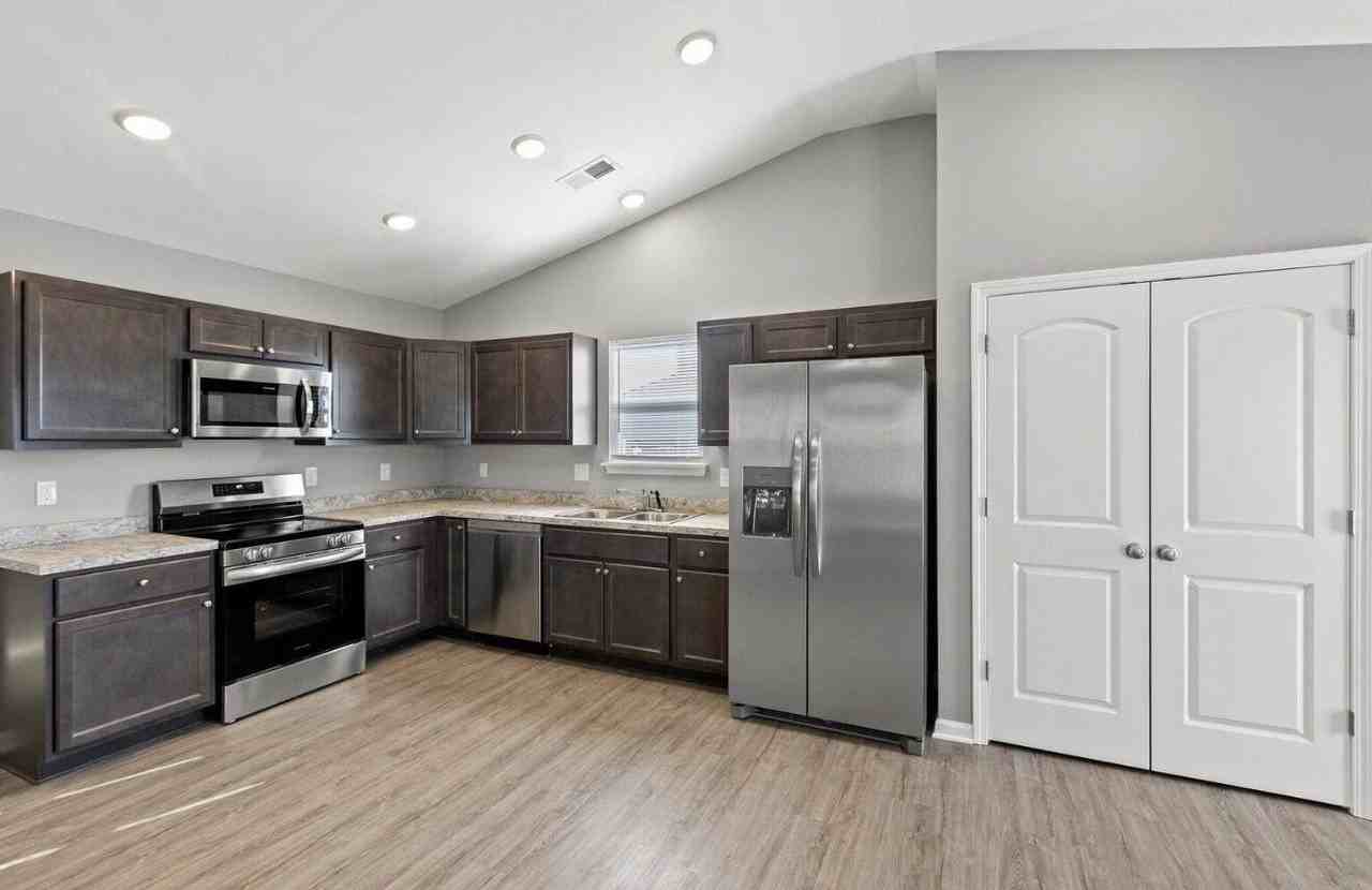121 Landry Ln - Photo 7 of 20