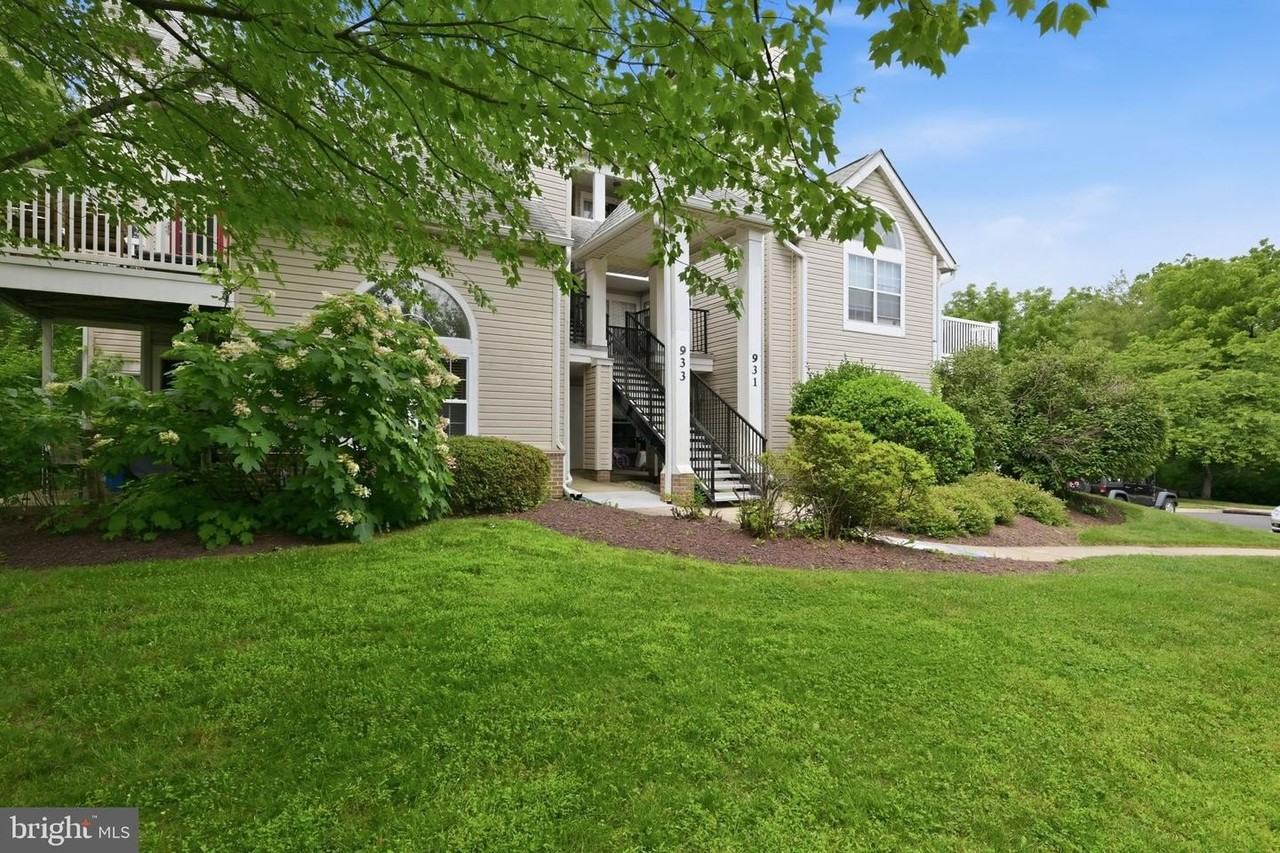 933 Hillside Lake Ter - Photo 2 of 25