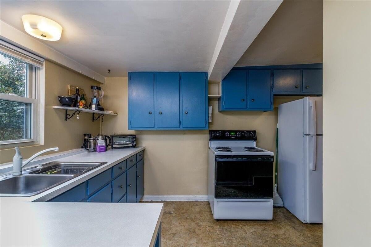 2202 Broadway Ave Sw - Photo 2 of 8