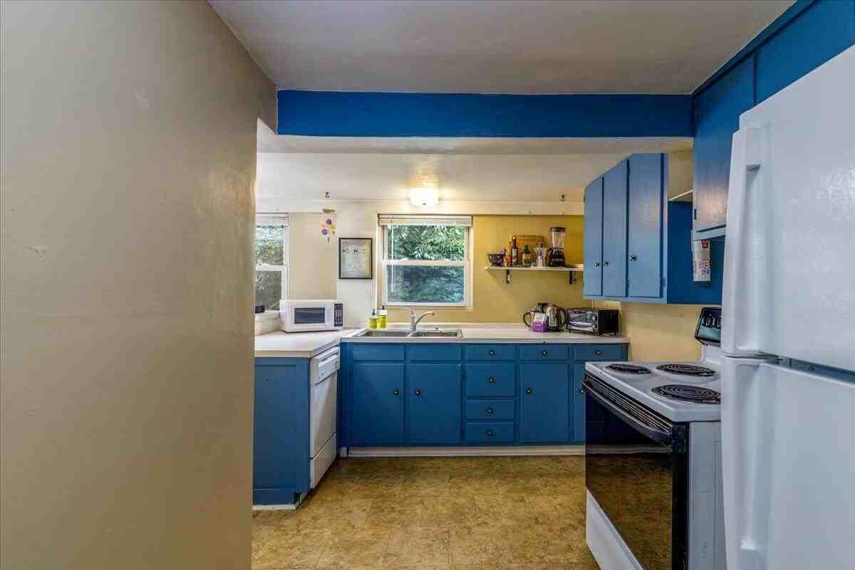 2202 Broadway Ave Sw - Photo 3 of 8