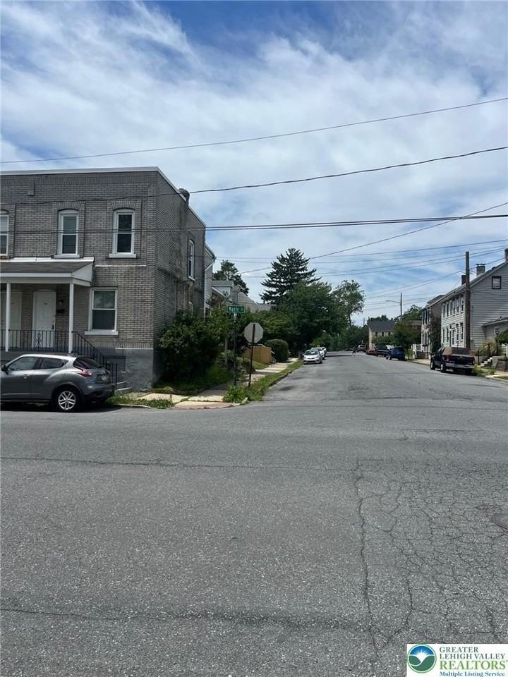431 Maple St - Photo 2 of 11