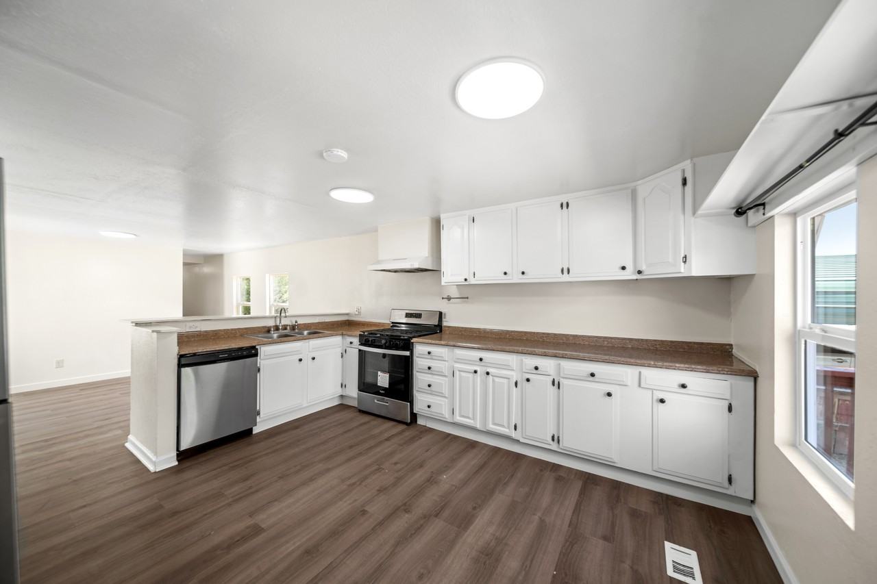 562 Eastwood Dr #1 - Photo 5 of 22