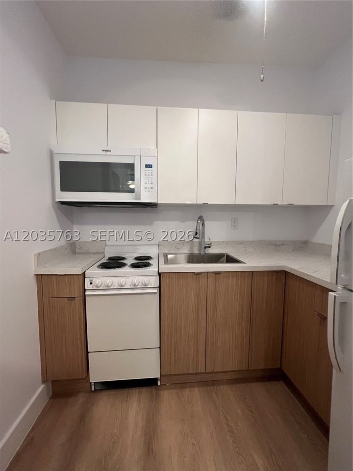 1610 Salzedo St #5 - Photo 7 of 10