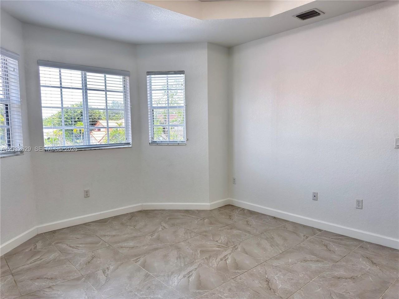 7905 Sw 120th Ave - Photo 5 of 8