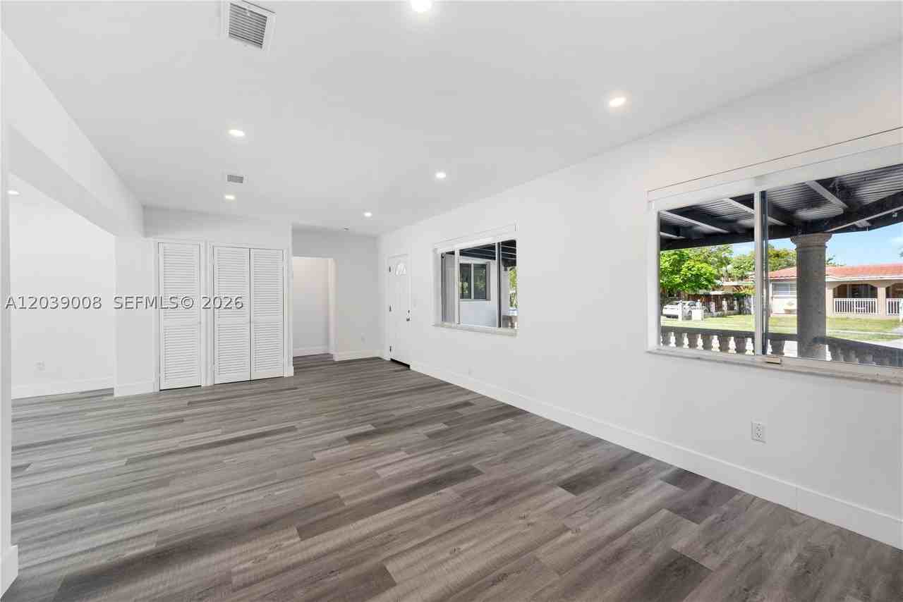 2721 Sw 29th Ct - Photo 3 of 17