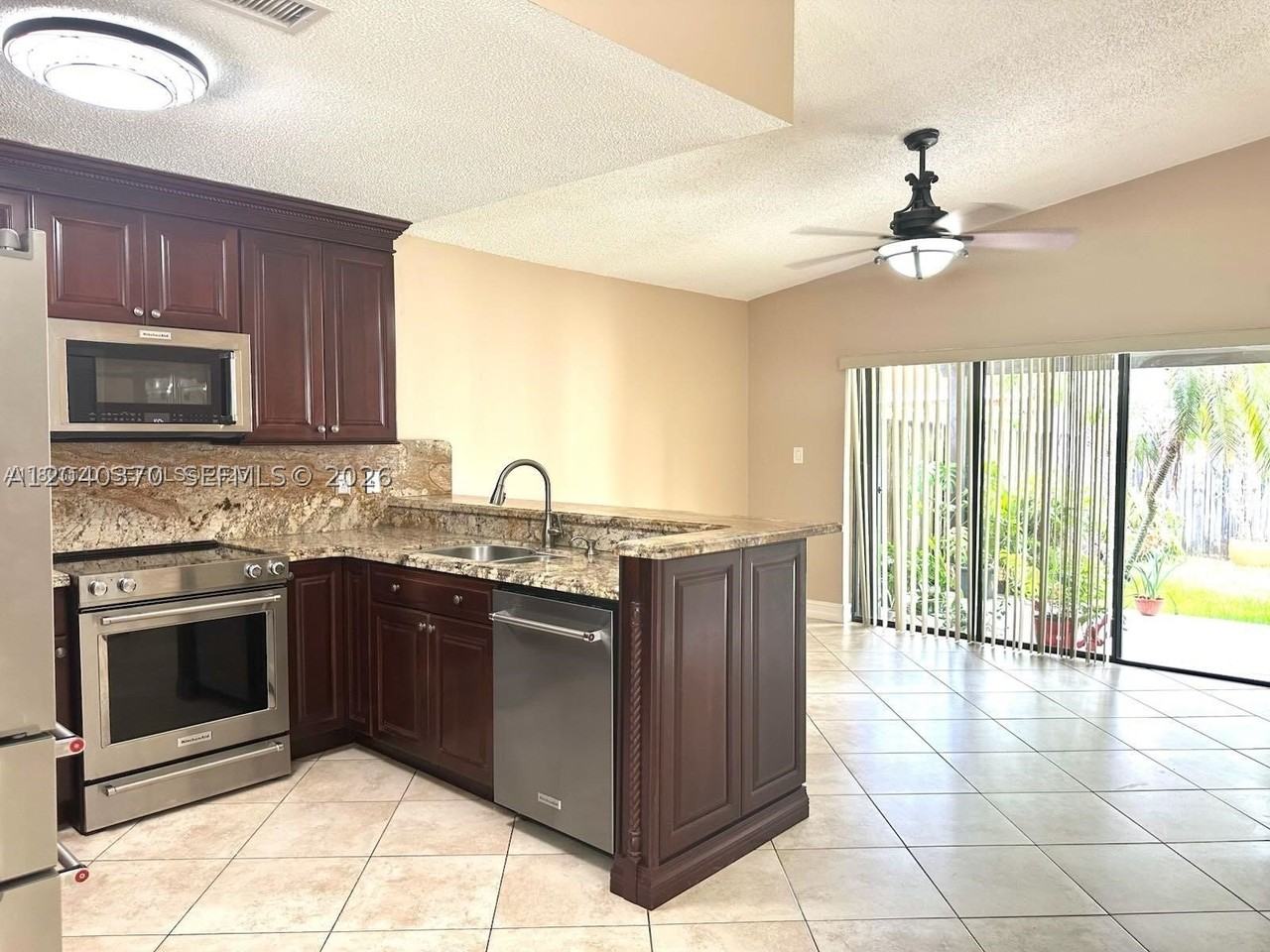 2514 Sw 138th Ave - Photo 5 of 17