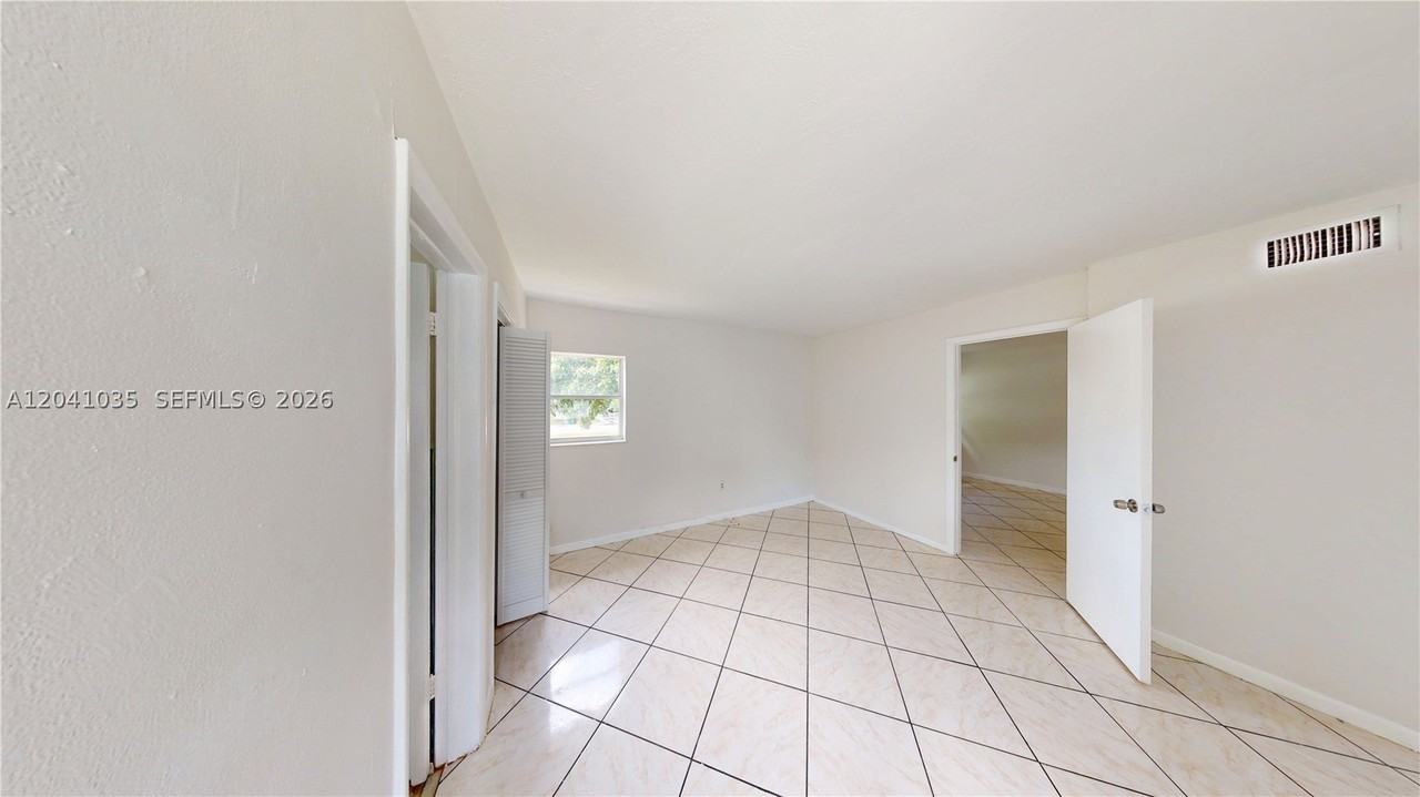 6811 Sw 16th St - Photo 5 of 21