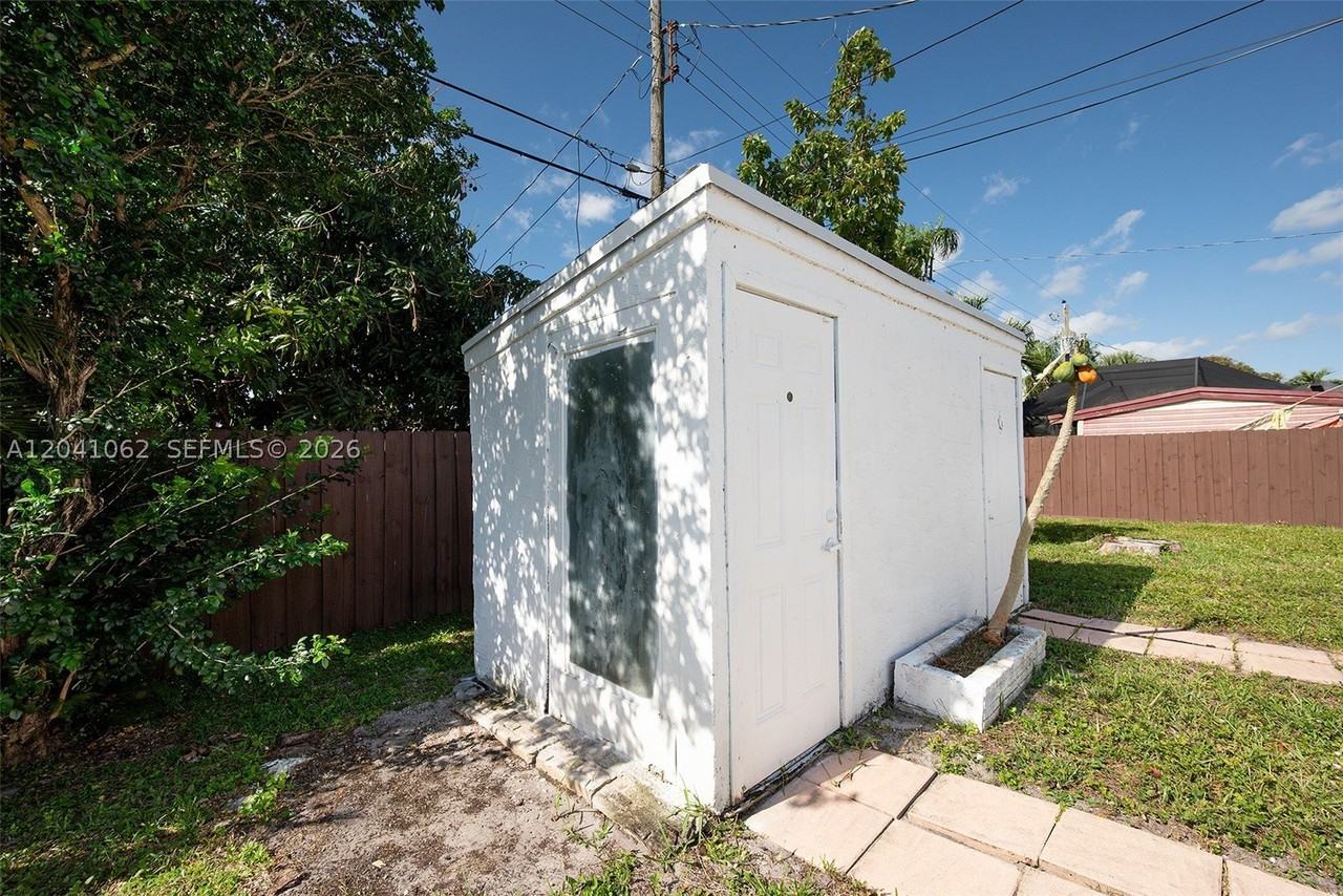 3524 Sw 14th St - Photo 2 of 28