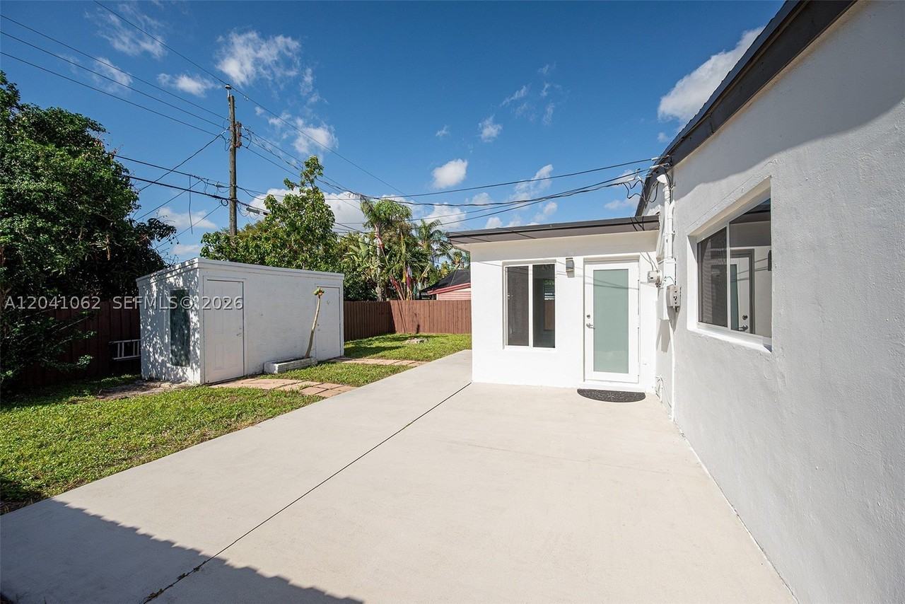 3524 Sw 14th St - Photo 3 of 28