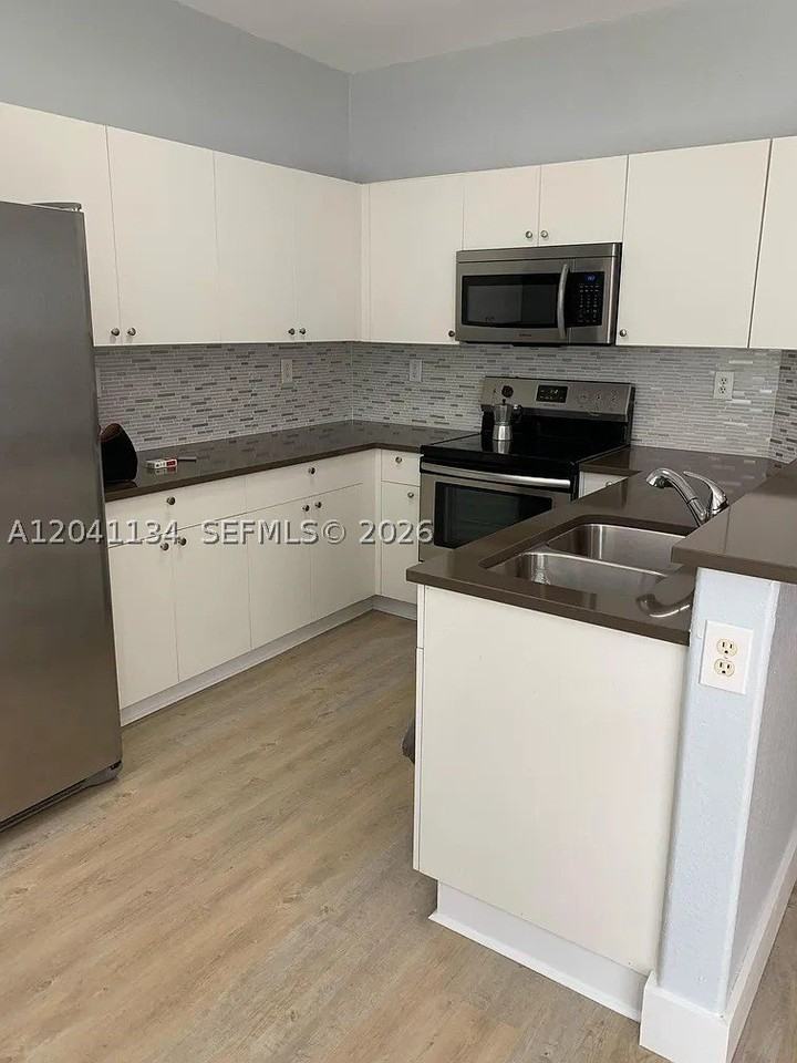 7930 Nw 108th Pl - Photo 3 of 8