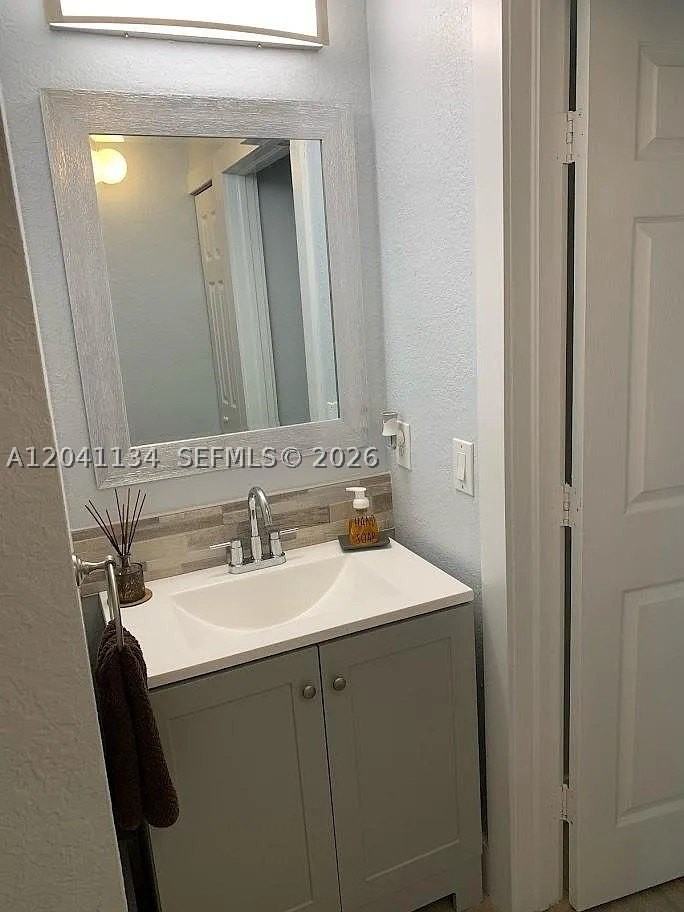 7930 Nw 108th Pl - Photo 7 of 8