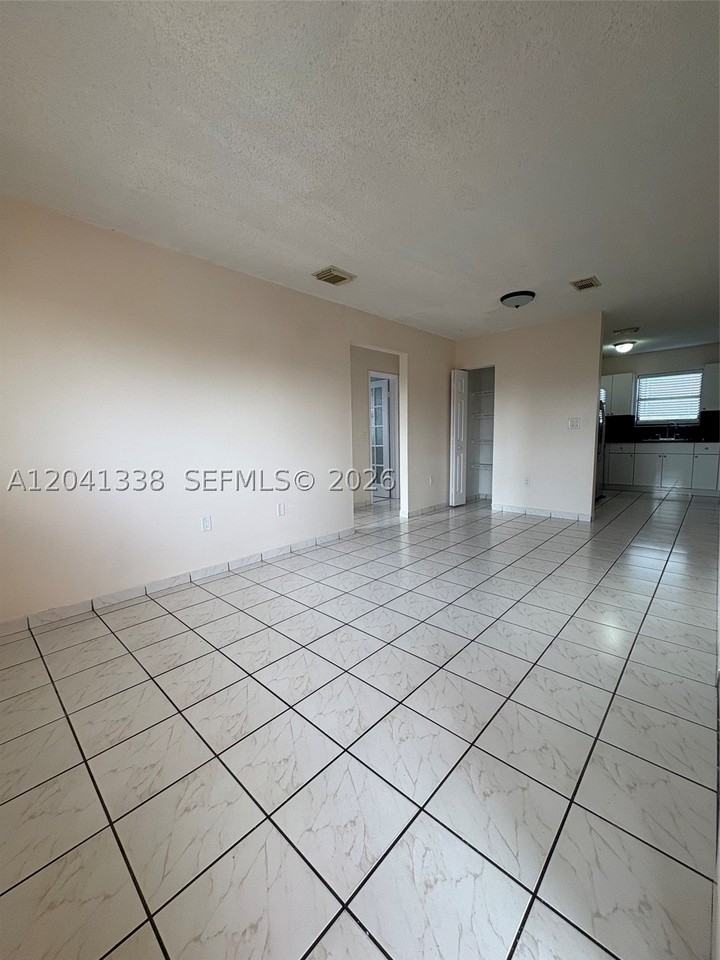 231 E 7th St #202 - Photo 4 of 7