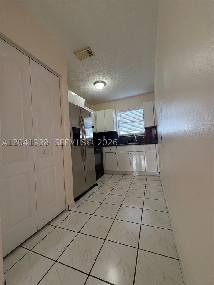231 E 7th St #202 - Photo 5 of 7