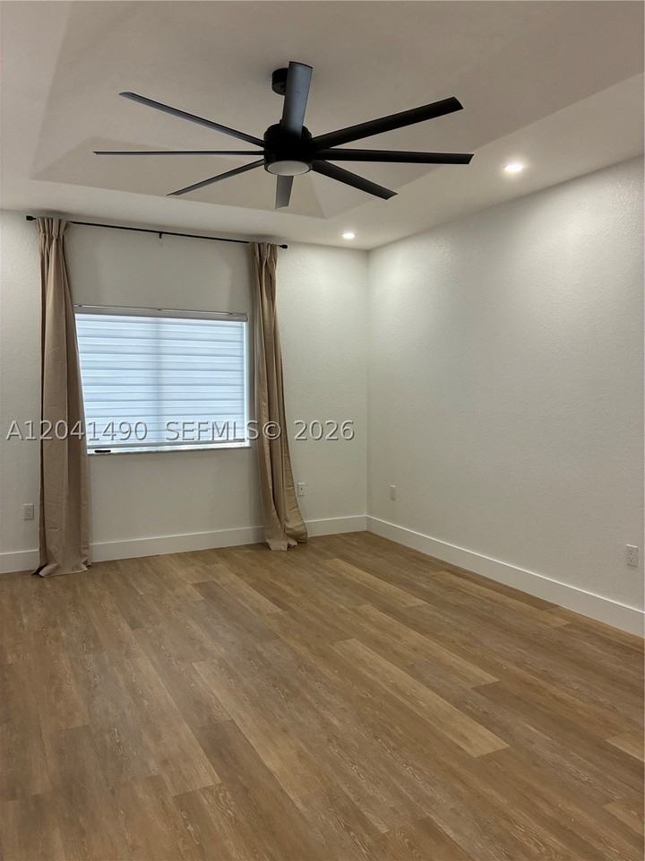 211 Sw 15th Ter - Photo 3 of 7