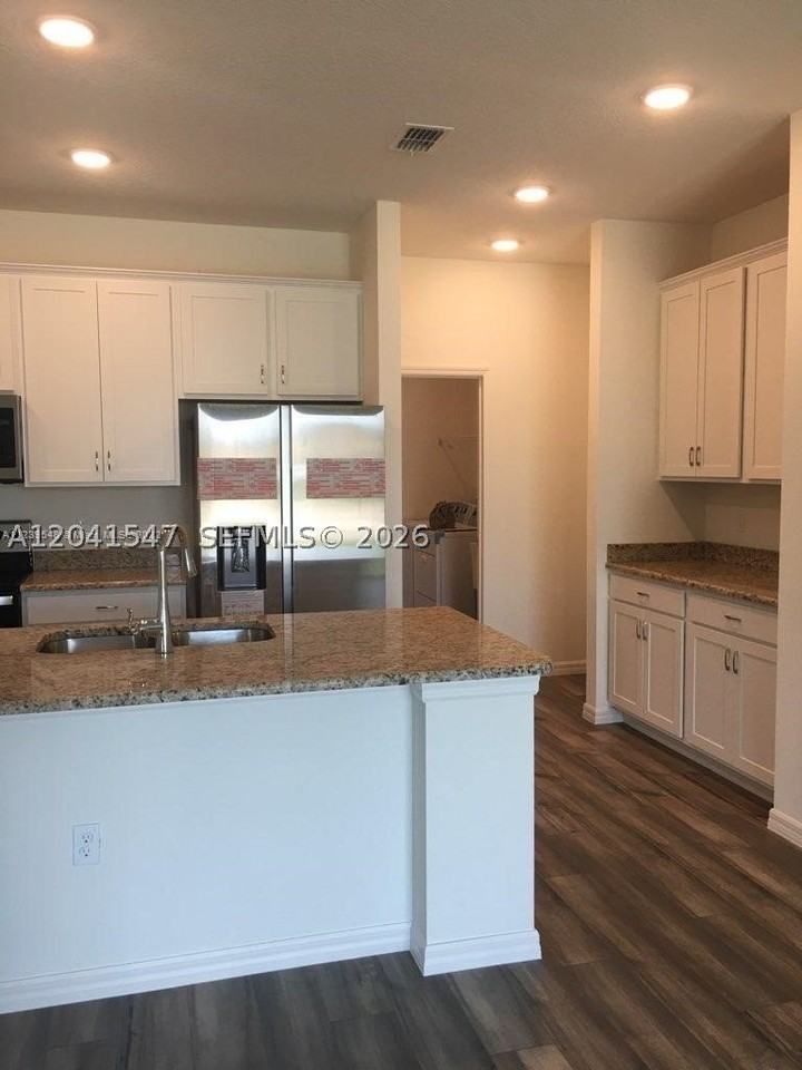2240 Sw Lawrence St #0 - Photo 2 of 10