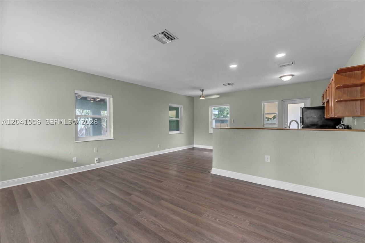 421 Nw 105th St #421 - Photo 4 of 30