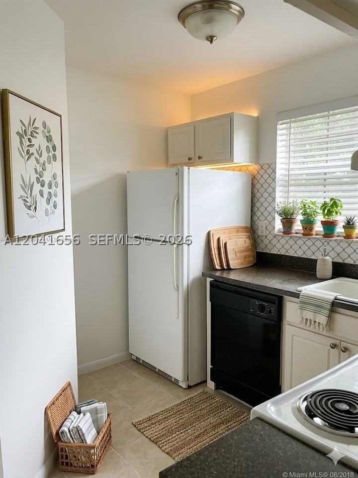 1761 Nw 96th Ter #3H - Photo 3 of 4