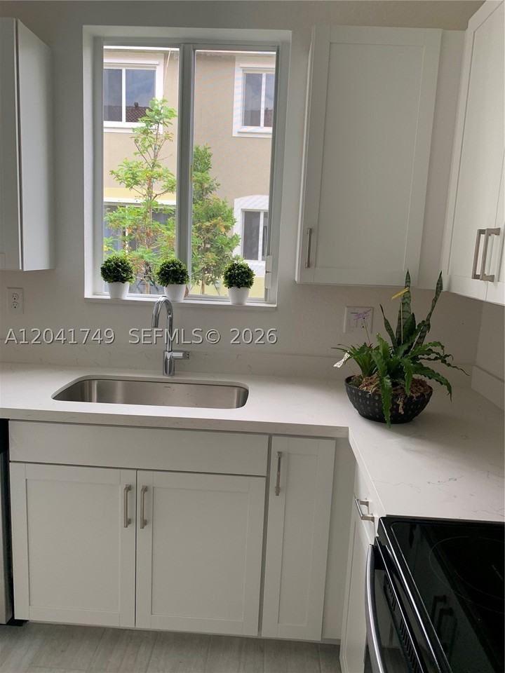 1068 Se 24th Ave #1068 - Photo 2 of 12