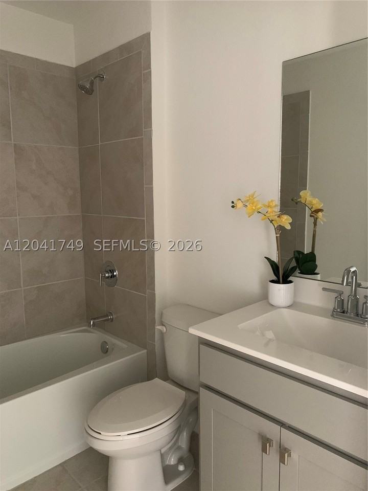 1068 Se 24th Ave #1068 - Photo 4 of 12