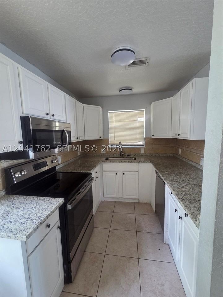 46 Se 10th St #3 - Photo 3 of 13