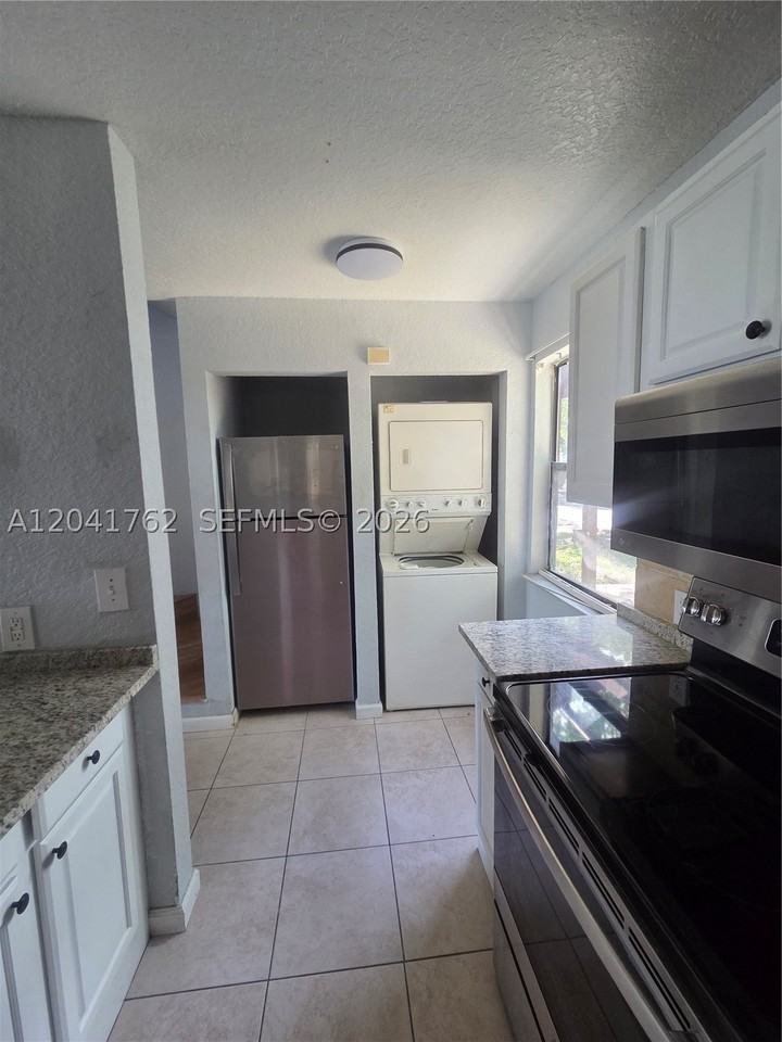 46 Se 10th St #3 - Photo 4 of 13