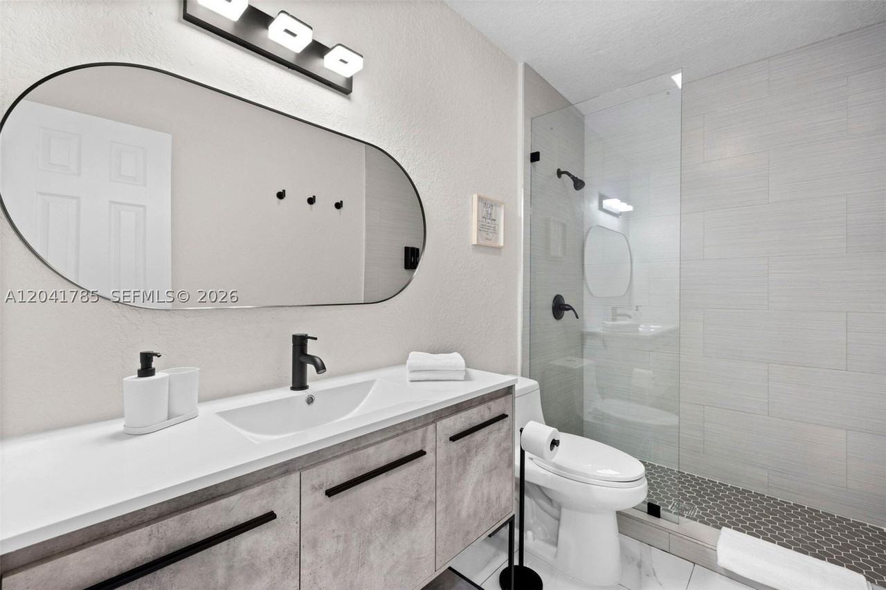 710 Sw 70th Ave - Photo 6 of 16