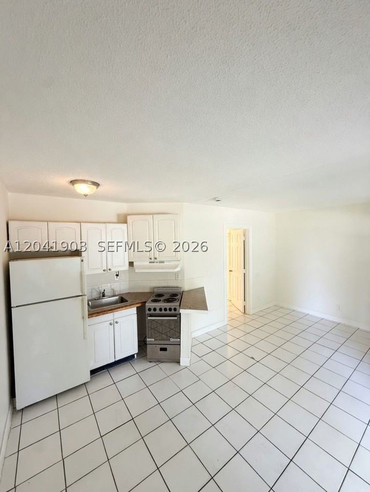 262 Sw 23rd St #1-5 - Photo 3 of 6