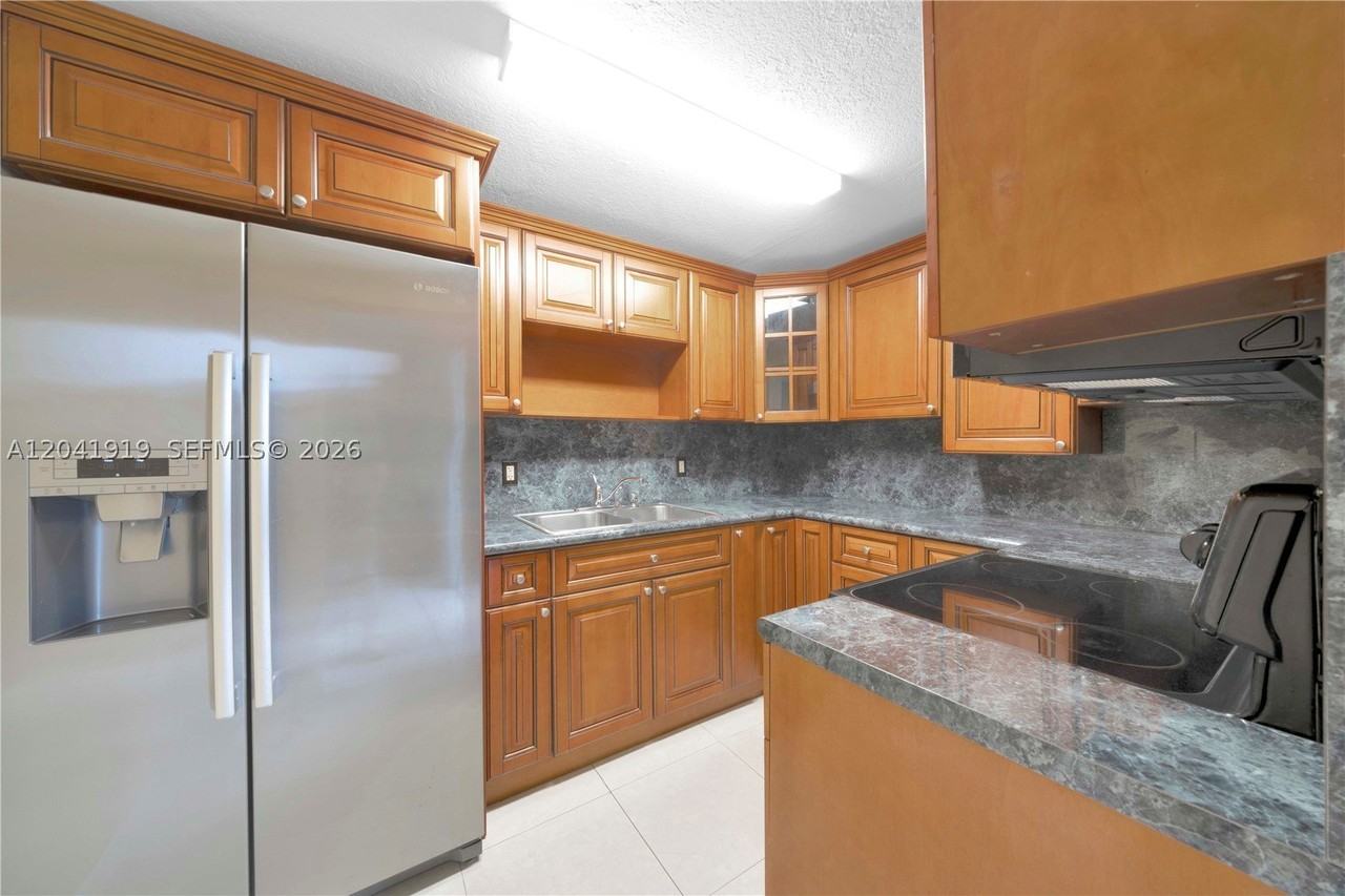1701 Nw 37th Ave #B - Photo 3 of 14