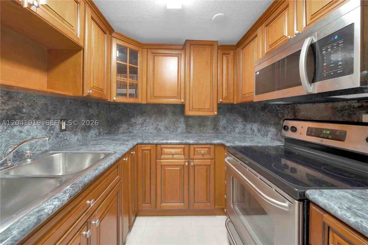 1701 Nw 37th Ave #B - Photo 4 of 14