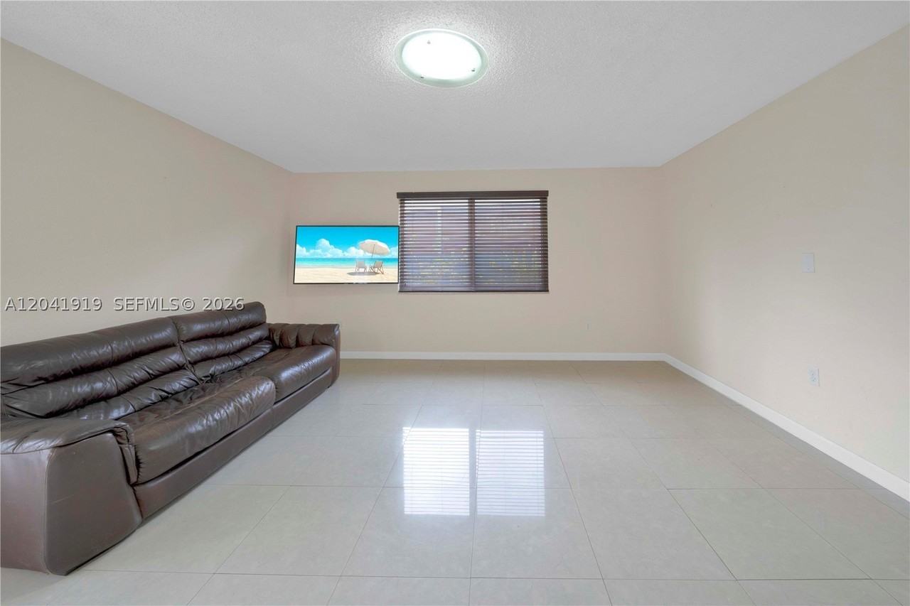 1701 Nw 37th Ave #B - Photo 7 of 14