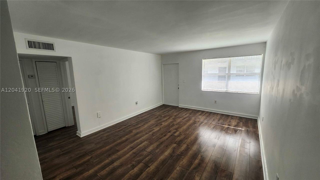 111 Nw 152nd St #11 - Photo 4 of 12