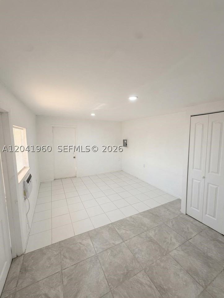 1340 Peri St #U - Photo 3 of 10
