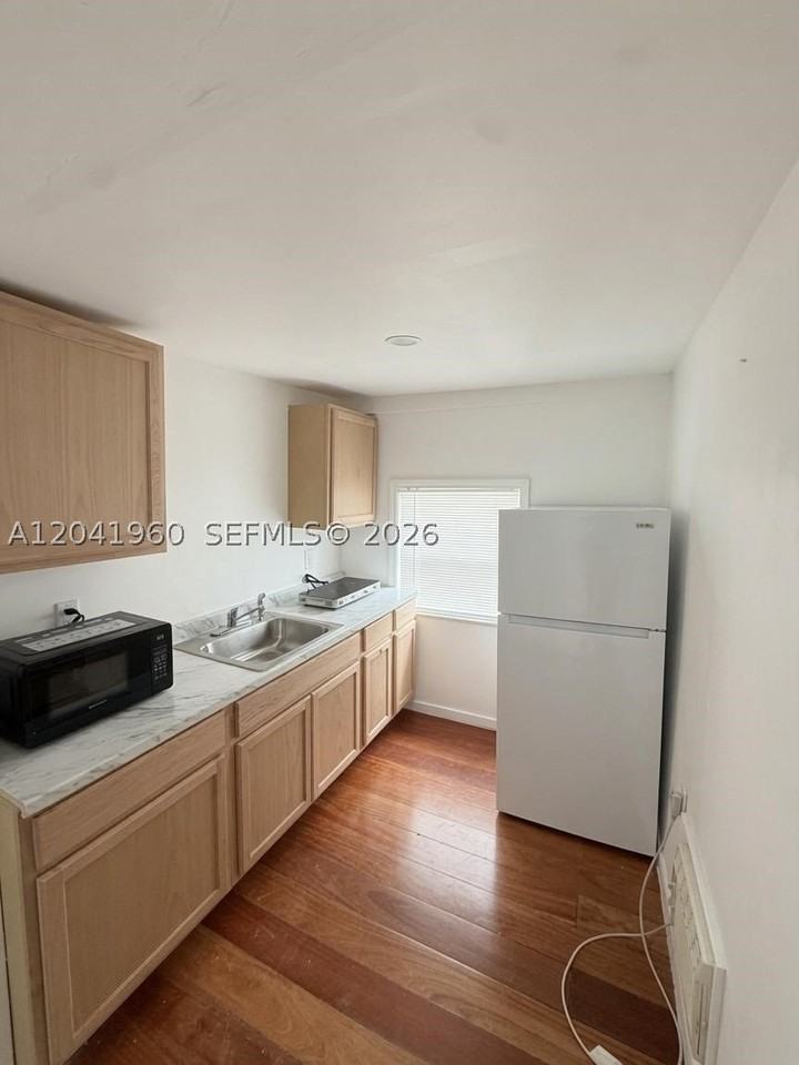 1340 Peri St #U - Photo 4 of 10