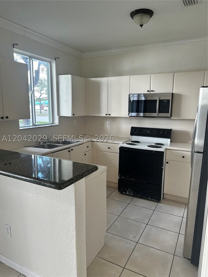 2704 Se 15th Pl - Photo 2 of 30