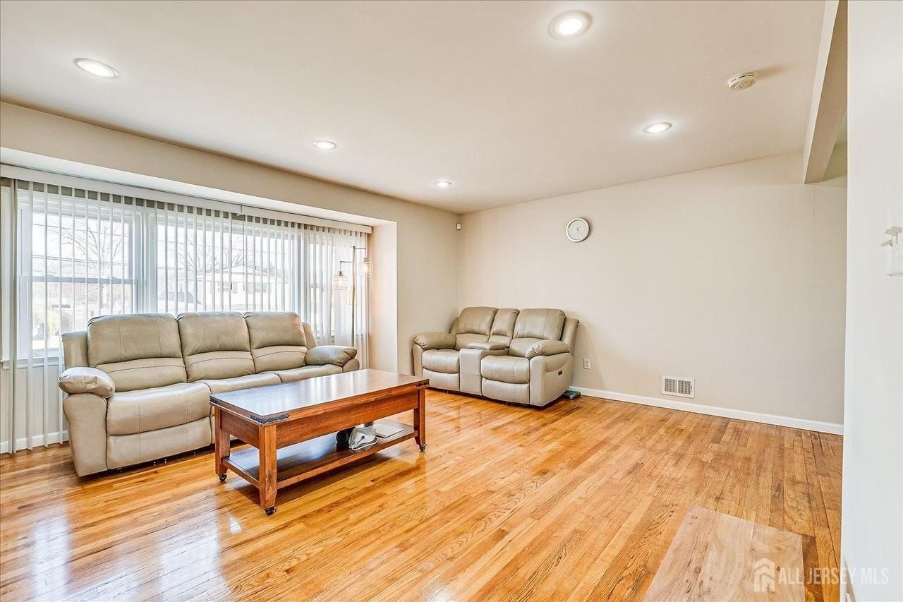 79 Beechwood Ave - Photo 5 of 35