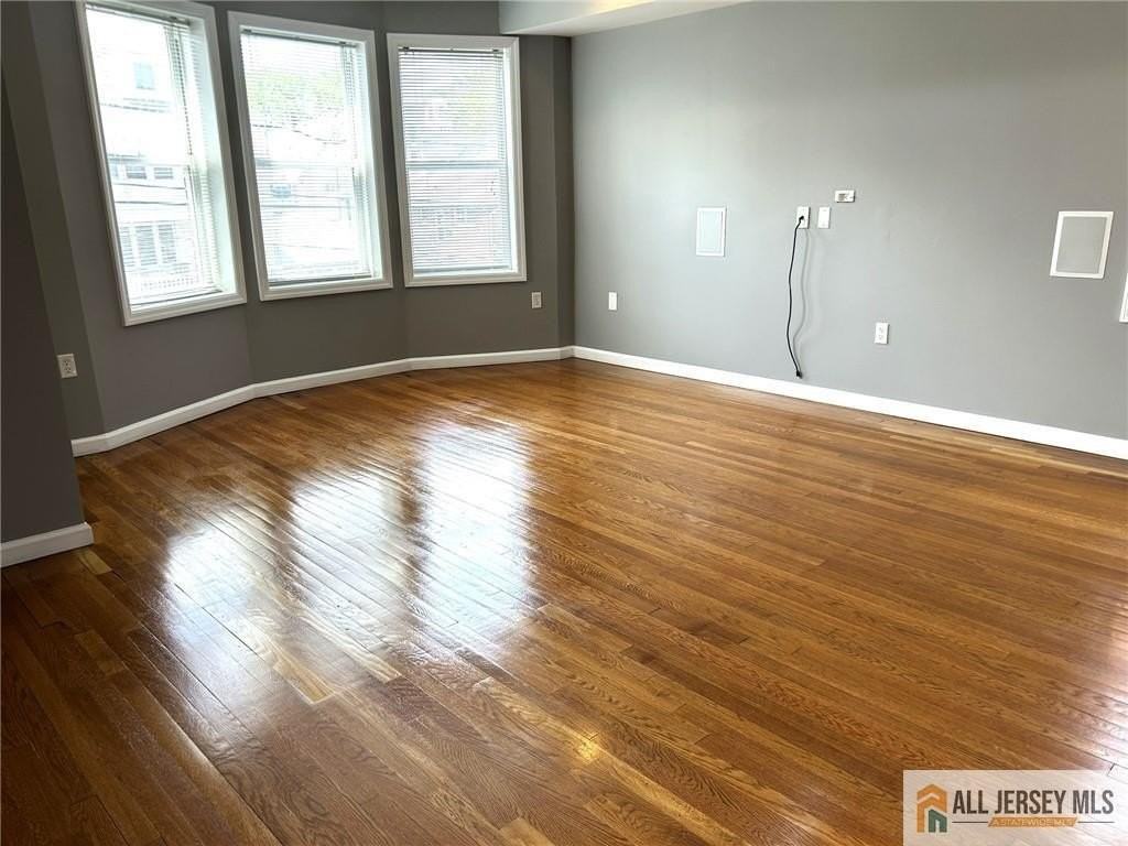 586 Jacques St - Photo 2 of 16
