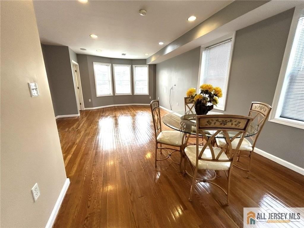 586 Jacques St - Photo 3 of 16