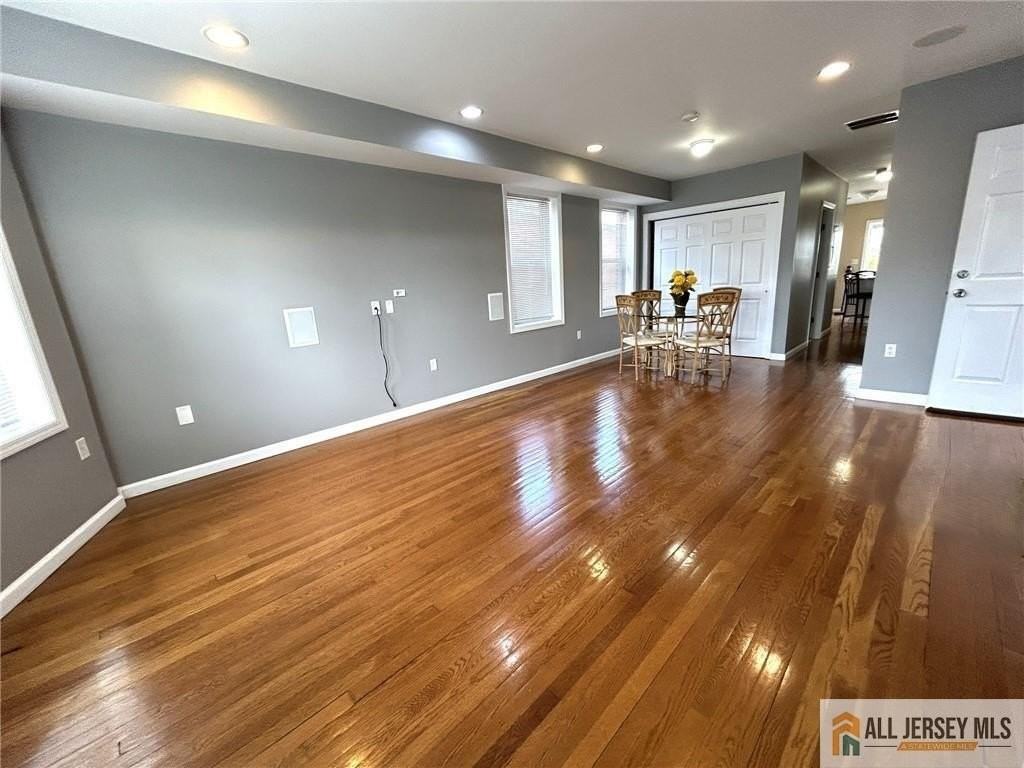 586 Jacques St - Photo 4 of 16