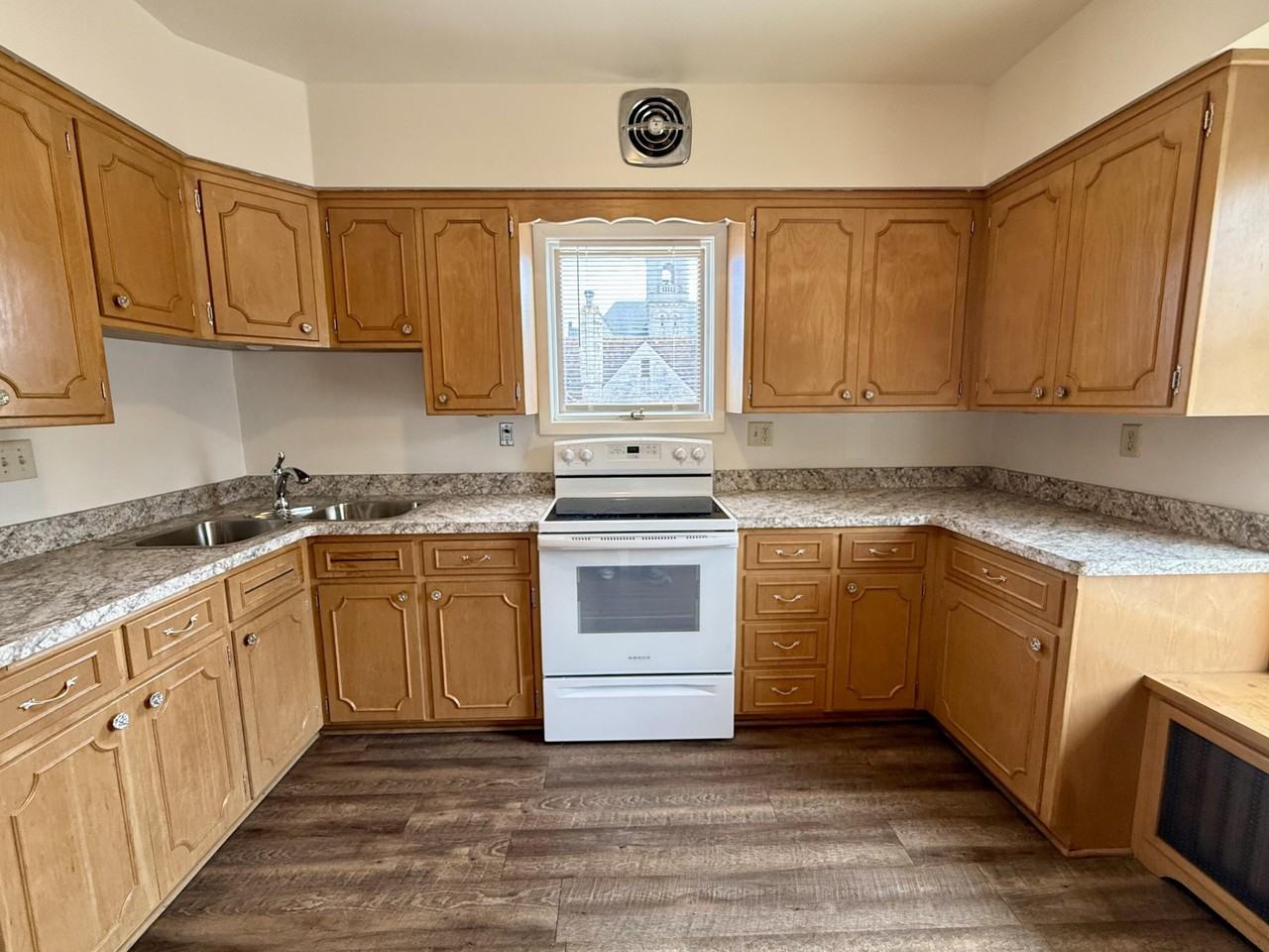 215 N Wisconsin St - Photo 6 of 15