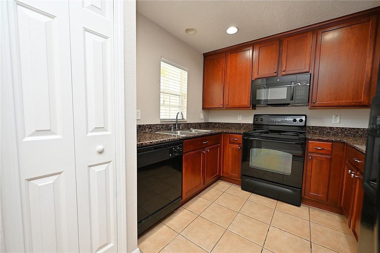 5360 River Rock Rd - Photo 6 of 39