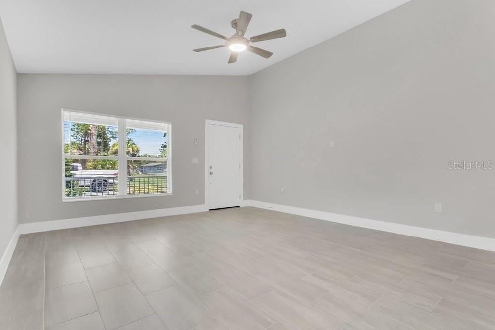 889 Dunbar St - Photo 7 of 26