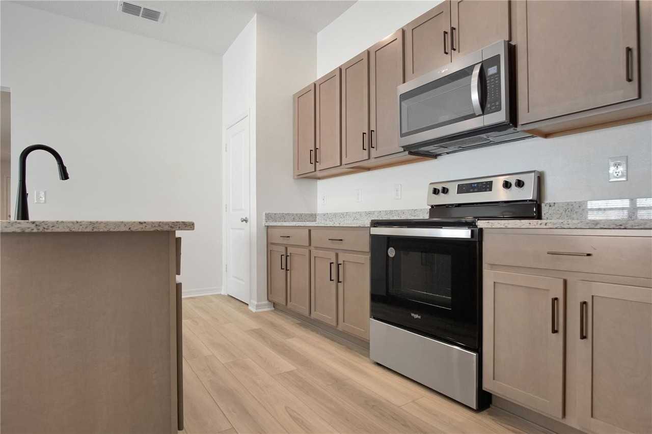 9224 Westside Hills Dr - Photo 4 of 27