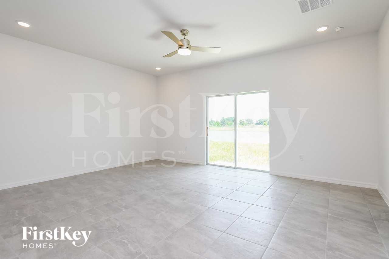 1618 Isleta Loop - Photo 3 of 17