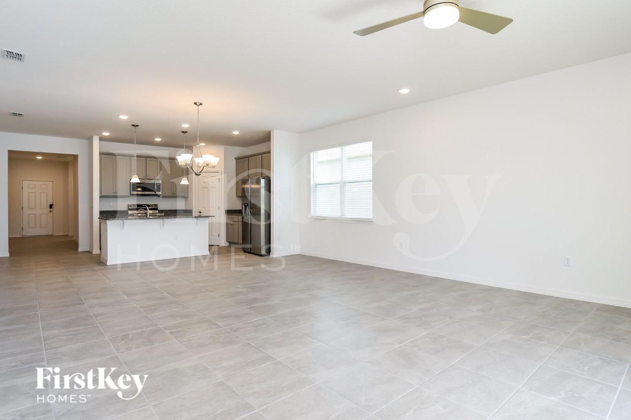 1618 Isleta Loop - Photo 4 of 17