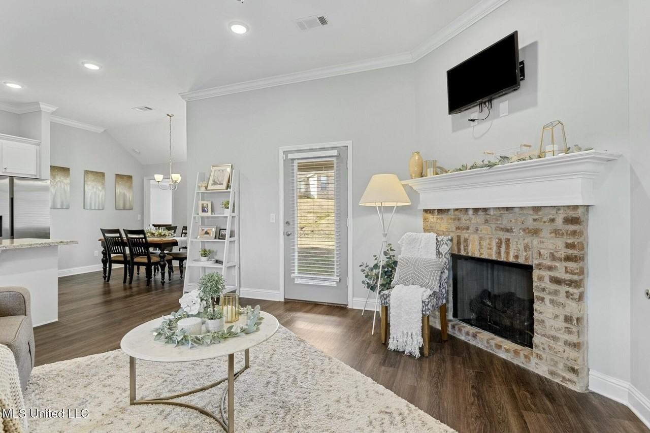 572 Silver Hill Drive - Photo 3 of 31