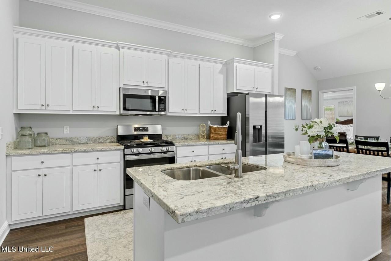 572 Silver Hill Drive - Photo 7 of 31