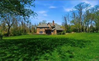 featured image of 9 Locust Woods Dr